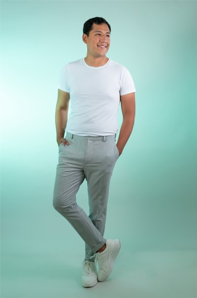 pose de caballero en estudio de fotografía