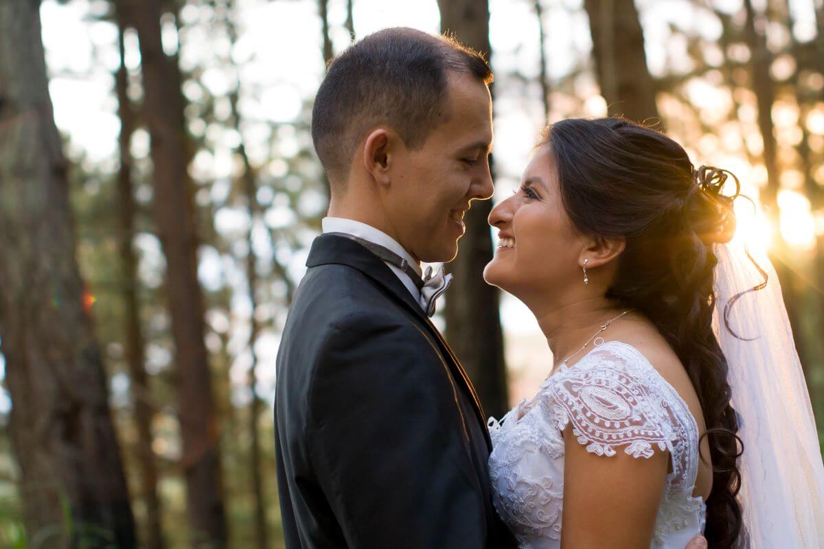 Sesión de fotos de novios en boda en el bosque