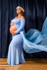 Embarazada con vuelo de telas