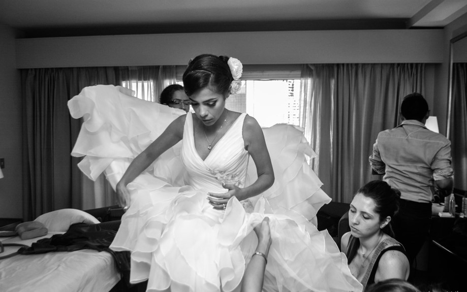 arreglo del vestido de la novia en hotel