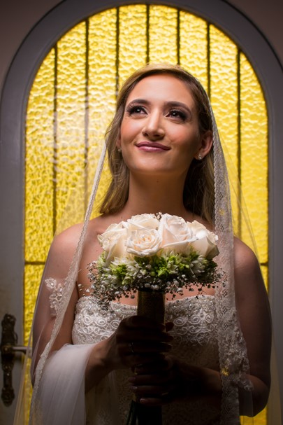 sesión de fotos a novia durante arreglo el dia de su boda