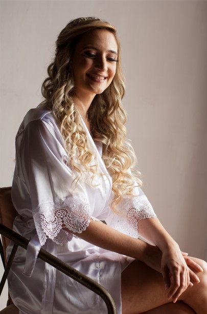 novia en arreglo de la boda en sesion de fotos