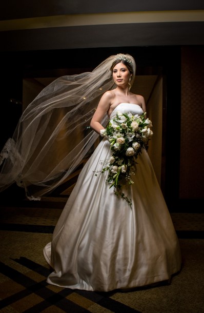novia en sesión fotográfica el día de su boda