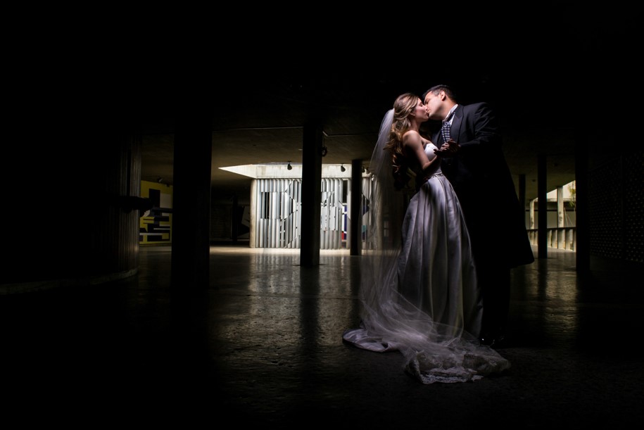 pareja en sesión fotográfica el día de su boda