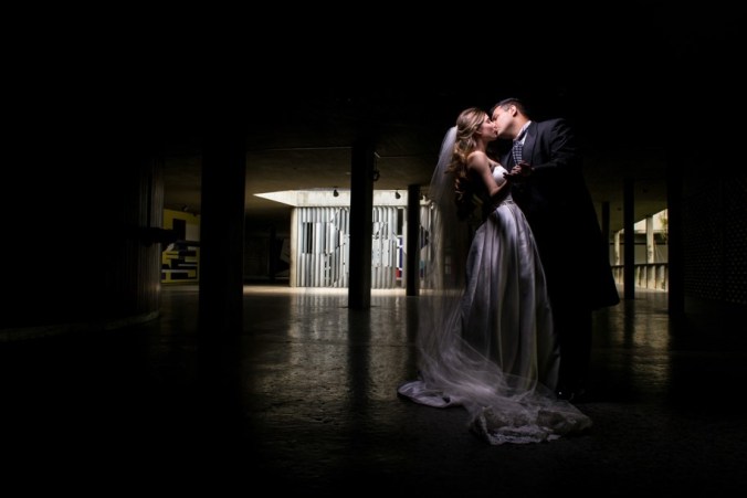 pareja en sesión fotográfica el día de su boda
