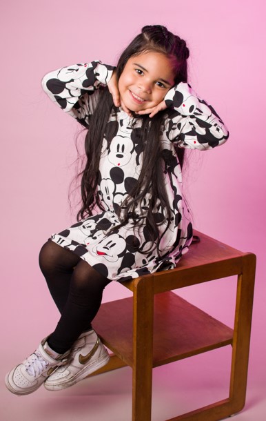 niña sesion de fotos infantil en estudio fotográfico